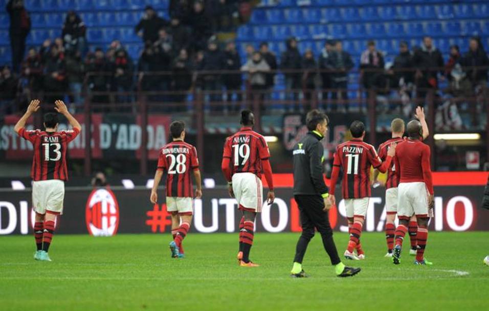 Tempi bui in casa Milan, sconfitto a San Siro 1-0 dall&#39;Atalanta e fischiato dai propri tifosi. A fine partita i giocatori rossoneri sono andati sotto la Curva a salutare e chiedere scusa ai propri sostenitori per la brutta prestazione. Ansa 